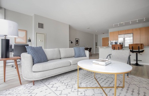 Streeterville Apartment | Stylish Streeterville 2BR w/Lounge & Pool, nr Riverwalk, by Blueground