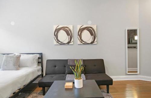 Chicago Apartment | Stylish Studio Apartment in Portage Park - Pensacola 2N