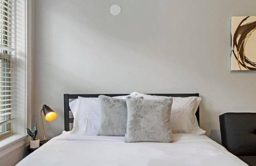 Chicago Apartment | Stylish Studio Apartment in Portage Park - Pensacola 2N