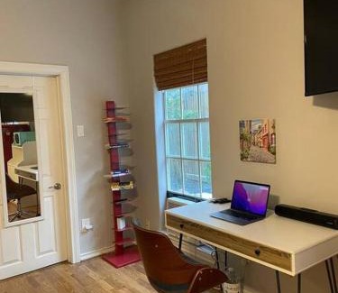 Hyde Park Cabin | Stylish Studio in Montrose - The Italian Plaza