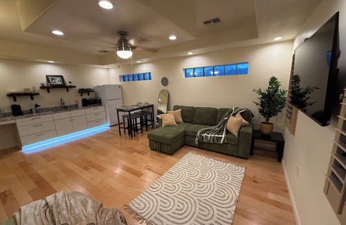 Roosevelt Apartment | Stylish Studio on Roosevelt Row – Fast Wi-Fi