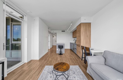 Surrey Apartment | Stylish Surrey Downtown Condo Perfect for Couples