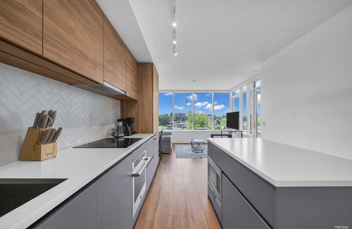 Surrey Apartment | Stylish Surrey Downtown Condo Perfect for Couples