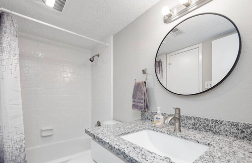 League City House | Stylish townhome near the heart of League City.