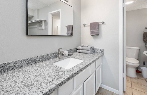 League City House | Stylish townhome near the heart of League City.