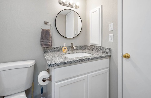 League City House | Stylish townhome near the heart of League City.