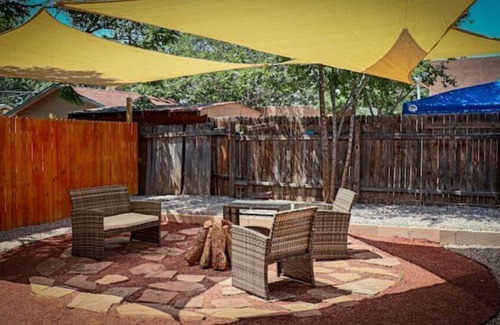 University Heights House | Stylishly Small House @Nob Hill/UNM Area/King Bed