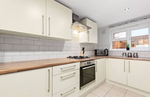 Stratford House | Stylist & Cosy Home | Street parking | Garden