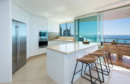 Main Beach Apartment | Sub Penthouse 3 Bedroom Ocean view