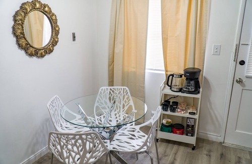 Burbank Apartment | SUBMERSIVE ART KING BED WIFI SANITIZED DOWNTOWN