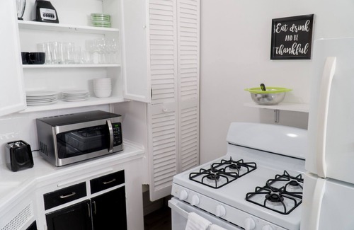 Burbank Apartment | SUBMERSIVE ART KING BED WIFI SANITIZED DOWNTOWN