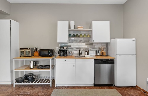 Garden Home-Whitford House | Suburban Studio, Near Golf, Wineries & Dining