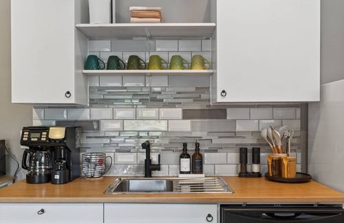 Garden Home-Whitford House | Suburban Studio, Near Golf, Wineries & Dining