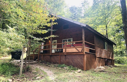 Logan Cabin | Sugar Maple Cabin (Hocking Hills)