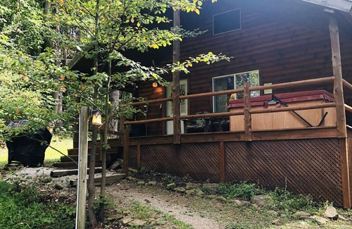 Logan Cabin | Sugar Maple Cabin (Hocking Hills)