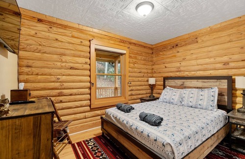 Lynn House | Sugarloaf Cabin - 4BD/3BA - Hendersonville