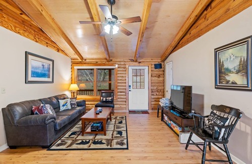 Lynn House | Sugarloaf Cabin - 4BD/3BA - Hendersonville