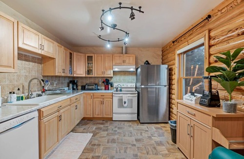 Lynn House | Sugarloaf Cabin - 4BD/3BA - Hendersonville