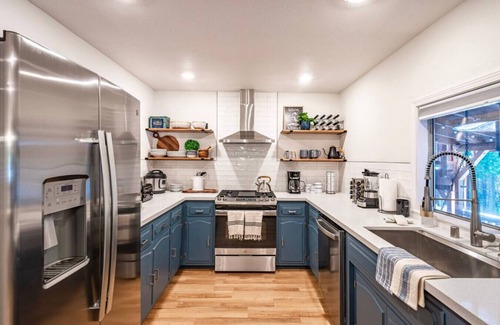 Sugar Pine Villa | Sugarpine Trailhead Lodge-8 miles from Yosemite-2 Cabins, 6 Bedrooms, Sleeps 18-2 Hot Tubs