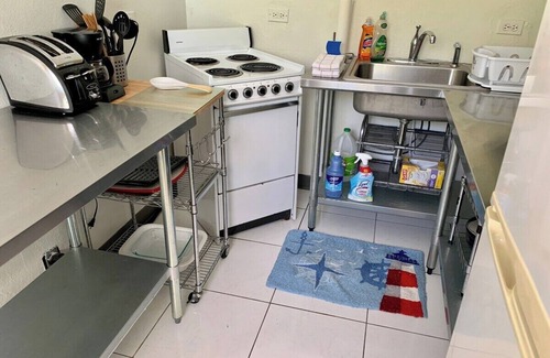 West Bay Apartment | Suite 4 Beach Shuttle Concierge Garden Cats