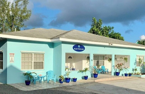 West Bay Apartment | Suite 4 Beach Shuttle Concierge Garden Cats