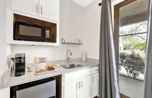 Fredericksburg House | Suite A-Pool Access-Walk to Main St!