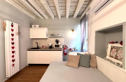 Chioggia Apartment | Suite Apartment a tema Natale in centro storico "Gingerbread Suite"