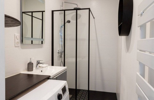 Epernay Apartment | Suite Basquiat - 2 Personnes A 2 Minutes à Pieds de L'avenue de Champagne !