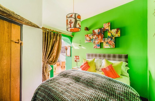 St Austell Bed & Breakfast | Suite-Ensuite with Shower-Lawnside