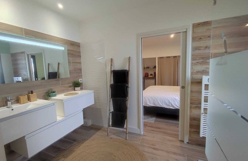 Villeneuve-les-Maguelone Bed & Breakfast | Suite with king-size bed