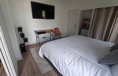 Villeneuve-les-Maguelone Bed & Breakfast | Suite with king-size bed