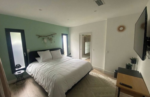 Villeneuve-les-Maguelone Bed & Breakfast | Suite with king-size bed