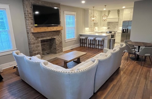 Tuscaloosa House | Suite Home Alabama - 0.5mi fromnBryant Denny Stadium, on historic Queen City Ave