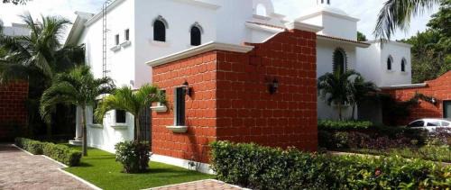 Playacar Bed & Breakfast | Suite Jacuzzi Room in Stunning Villa Playacar Ii