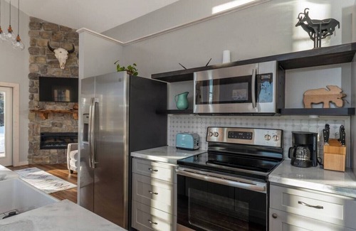 Driggs House | Suite Retreat - Walking Distance to Restaurants