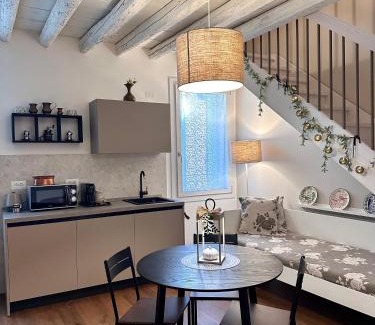 Chioggia Apartment | Suite romantica Appartamento a tema Natale in centro storico "Pumpkin Suite"