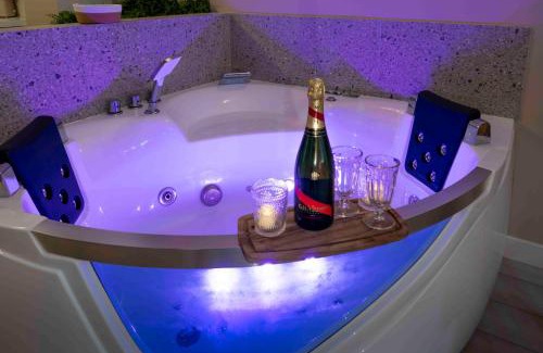 Nemours Apartment | Suite sensuelle balnéothérapie et fauteuil tantra