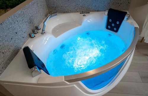 Nemours Apartment | Suite sensuelle balnéothérapie et fauteuil tantra