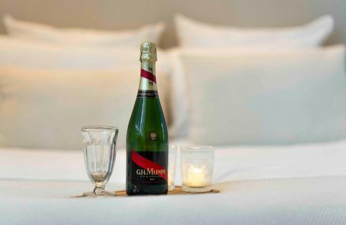 Nemours Apartment | Suite sensuelle balnéothérapie et fauteuil tantra