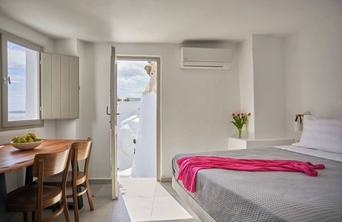 Oia Hotel | Suite with Caldera View