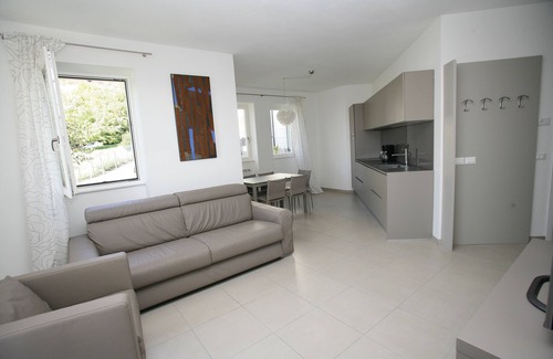 Aer Apartment | Suite with Jacuzzi, sleeps 6, garden, lake view