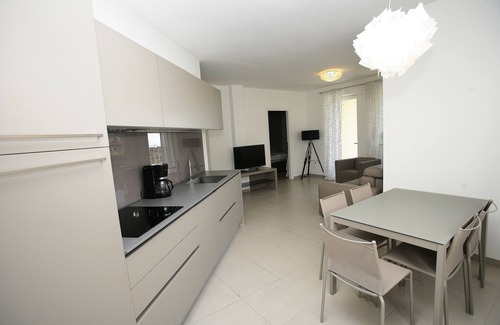 Aer Apartment | Suite with Jacuzzi, sleeps 6, garden, lake view