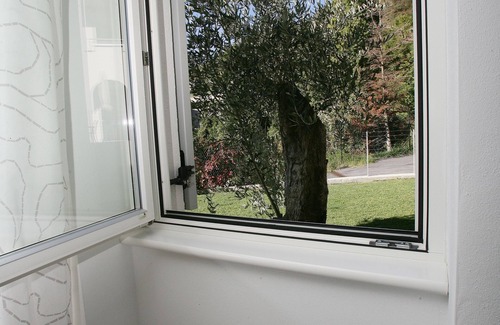 Aer Apartment | Suite with Jacuzzi, sleeps 6, garden, lake view