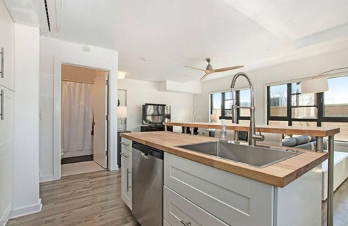 Saugatuck Condo | Summer 2026 OPEN‼️ Book NOW❗️5️⃣⭐️Beautiful Condo DT Saugy-PARKING & easy walk 2 town