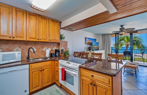 Makaha Villa | Summer BLOWOUT-Avail dates on Sale - Amazing Ocean Front - (HP-104)