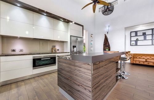 Durack House | Summer Breeze - 20 minutes from Darwin CBD - private swimming pool - games room