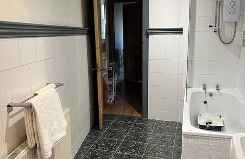 North West Apartment | Summer Let - Flat avail for 3 Months - West Endn7th June to 5th September 2025