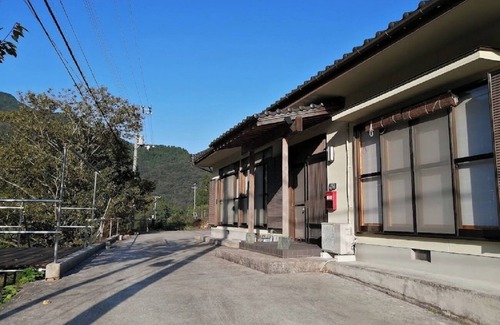 Shikokuchuo House | Summer only Pets allowed charge applies Same price for up to 2 people A quiet inn surrounded/Shikokuchuo Ehime