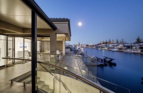 Halls Head House | Summer-ready Canal Homeprivate Jettypets!