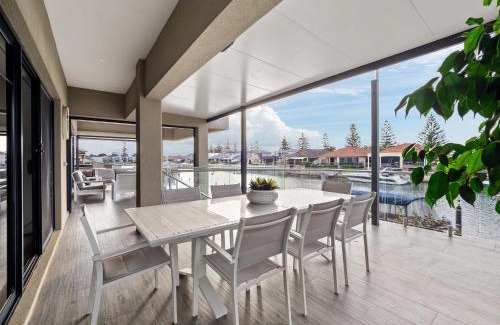 Halls Head House | Summer-ready Canal Homeprivate Jettypets!